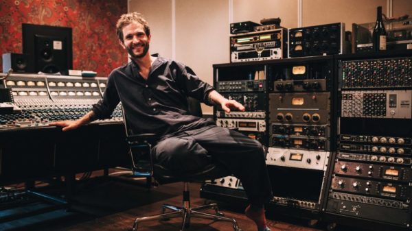 Grammy-Nominees unter Vertrag: Johann Scheerer (37) von Clouds Hill erzählte im MOPOP-Interview etwas über das Musiker-Kollektiv The String Theory. Foto: Max Hartmann