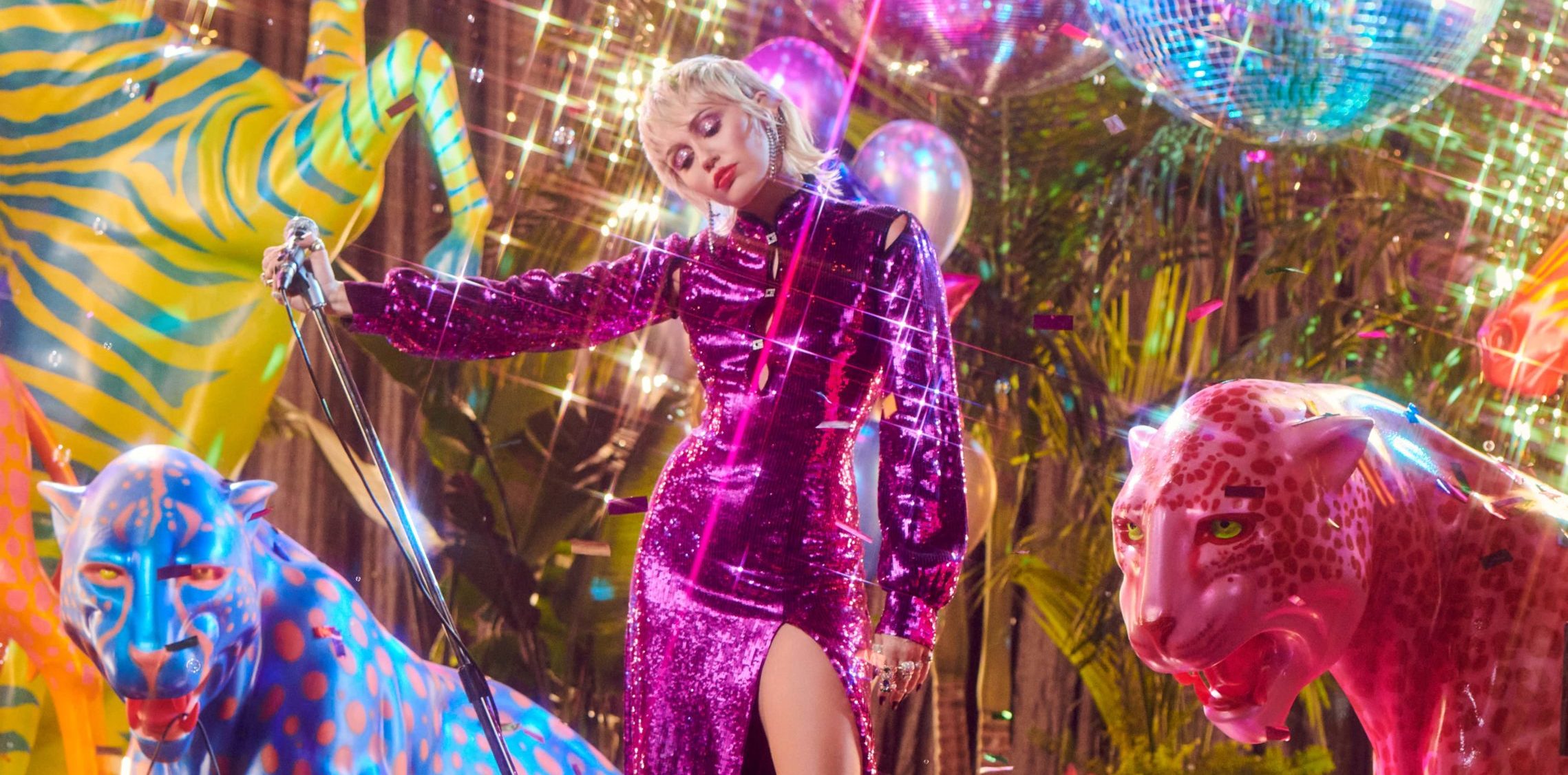 Knallige Farben, Glitzern und Funkeln: Das Video zu "Midnight Sky" ist mindestens so divers wie Miley Cyrus Cover-Reihe. Foto: Sony Music
