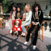 Queen: John Deacon (v.l.), Freddie Mercury, Roger Taylor und Brian May 1976 mit einer Platin-Platte. Foto: picture alliance/dpa