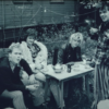 Altes Schwarzweiß-Foto von den Toten Hosen. Sie sitzen draußen an einem Tisch und trinken Tee