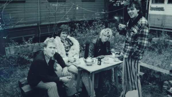Altes Schwarzweiß-Foto von den Toten Hosen. Sie sitzen draußen an einem Tisch und trinken Tee