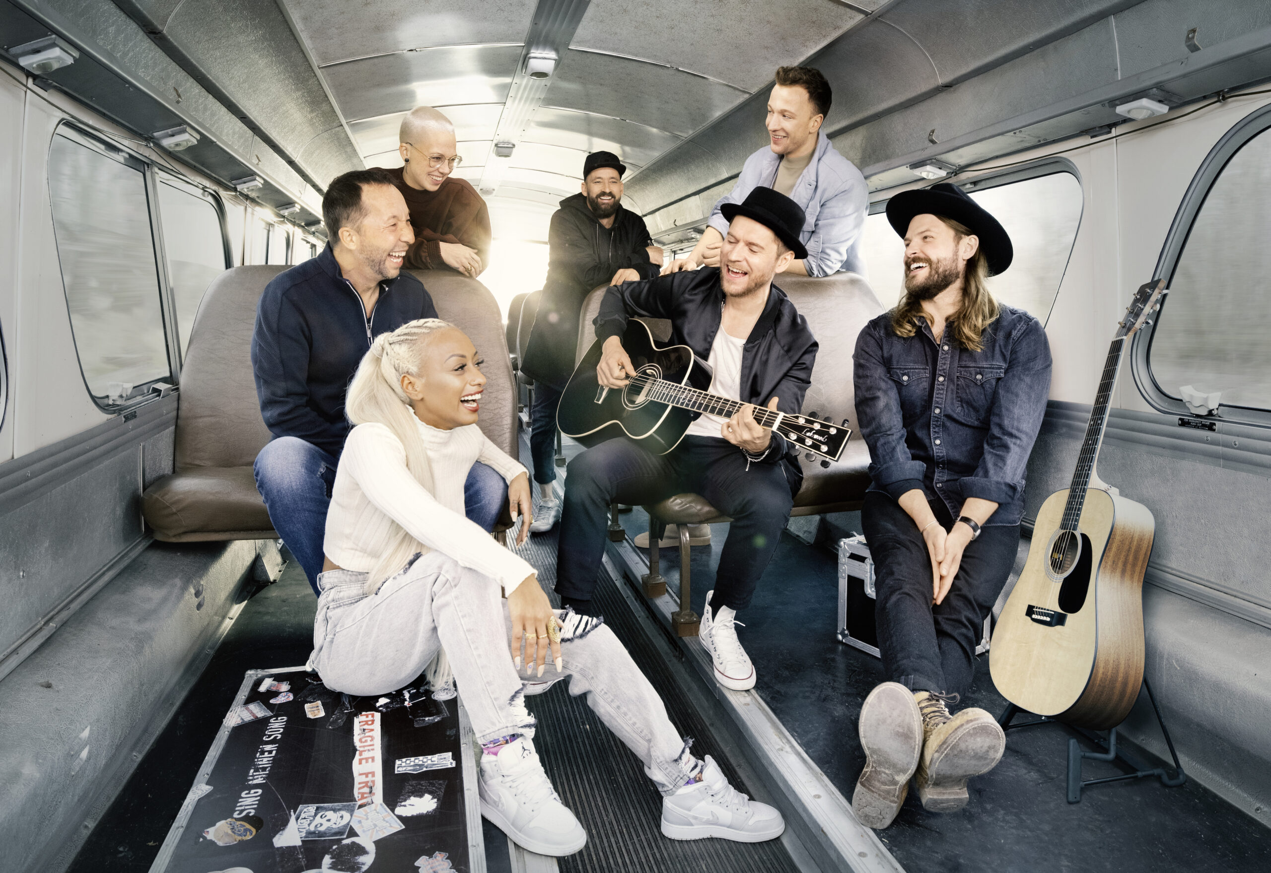 Alle Teilnehmer der achten Staffel von "Sing meinen Song - Das Tauschkonzert" sitzen in einem Bus-Laderaum. Oerding spielt Gitarre