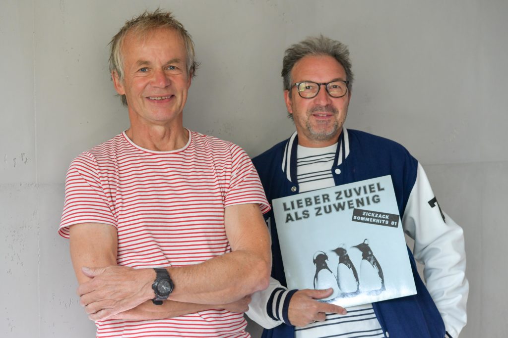 Alf Burchardt (65, l.) und Bernd Jonkmanns (54) veröffentlichen Mitte Oktober ein Buch über Punkrock in Hamburg. Jonkmanns hält eine Platte des legendären Labels Zickzack in der Hand. Foto: Patrick Sun