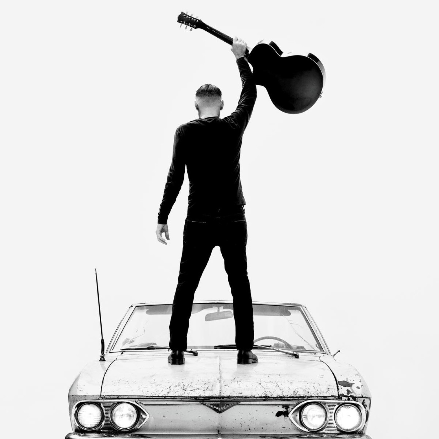 Rockstar-Geste von Bryan Adams auf seinem neuen Albumcover. Aber wahrscheinlich bringt er zu Hause noch den Müll raus. Das neue Album heißt „So Happy It Hurts“ und erscheint morgen (11.3.) Foto: Warner
