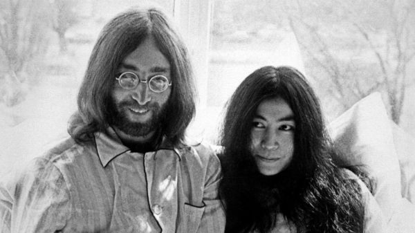 John Lennon und Yoko Ono (hier bei ihrem „Bed-in for Peace“ im März 1969) veröffentlichten 1971 mit „Imagine“ die Friedens-Hymne schlechthin. Foto: ANP/epa/dpa