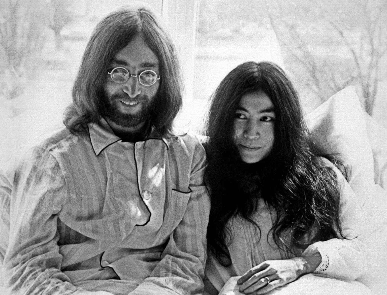 John Lennon und Yoko Ono (hier bei ihrem „Bed-in for Peace“ im März 1969) veröffentlichten 1971 mit „Imagine“ die Friedens-Hymne schlechthin. Foto: ANP/epa/dpa