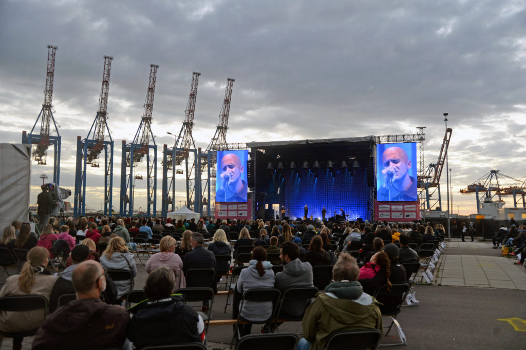 Auch Milow spielte schon ein Konzert im Cruise Inn in Hamburg, der bestuhlten Konzertfläche auf dem Gelände des Cruise Terminal Steinwerder. Foto: imago images/ Andre Lenthe