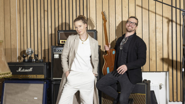Hinter Ivy Flindt stecken Sängerin Cate Martin und Gitarrist Micha Holland. Foto: Marius Röer