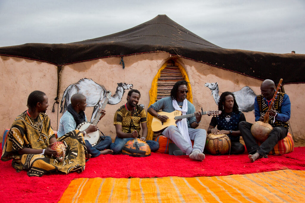 Mit Habib Koité gibt sich am 22. Juni einer der anerkanntesten und populärsten Musiker Afrikas im Schanzenpark die Ehre. Foto: Margot Canton