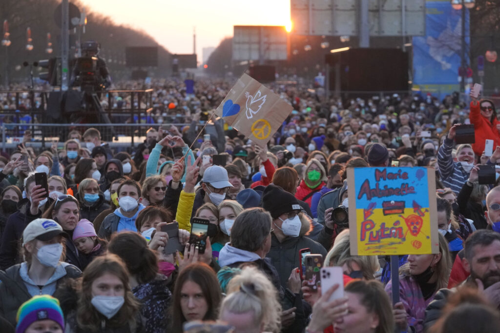 Tausende Zuschauer:innen bei der Solidaritätskundgebung "Sound of Peace" im März am Brandenburger Tor. Zahlreiche bekannte Künstler:innen traten auf und demonstrierten ihre Unterstützung für die von Russland angegriffene Ukraine. Foto: dpa