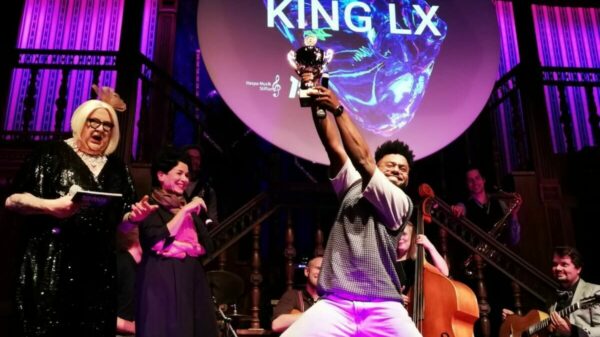 Die Preisverleihung fand am Dienstag (20.6.) im Imperial-Theater statt - hier freut sich King LX gerade über seinen Preis. Foto: Basti Müller