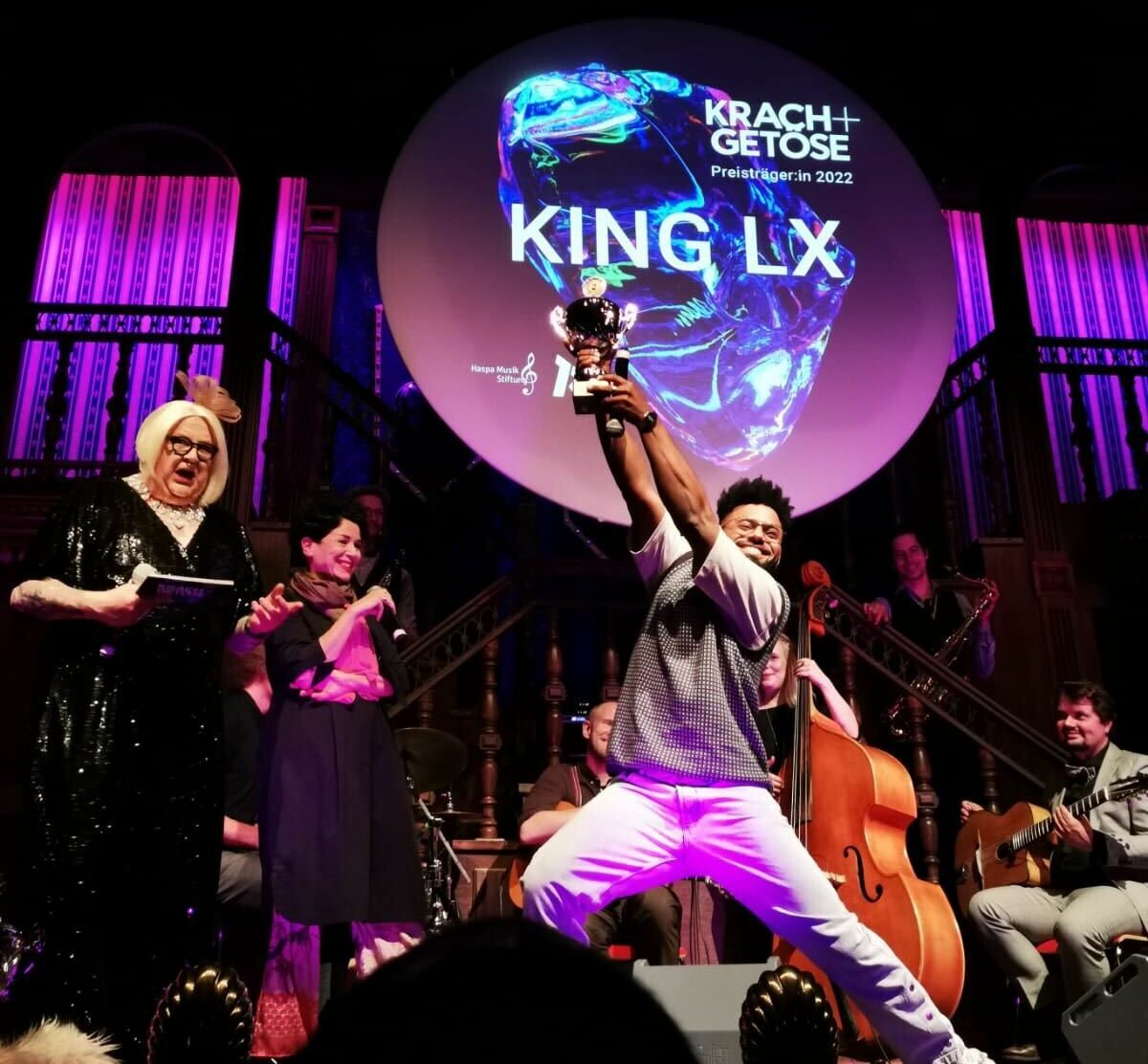 Die Preisverleihung fand am Dienstag (20.6.) im Imperial-Theater statt - hier freut sich King LX gerade über seinen Preis. Foto: Basti Müller