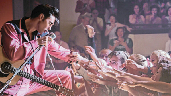 Alle sind heiß auf seinen Hüftschwung: Elvis (Austin Butler) singt und tanzt sich in die Herzen von Millionen Menschen. Alle Fotos: Courtesy of Warner Brothers Pictures