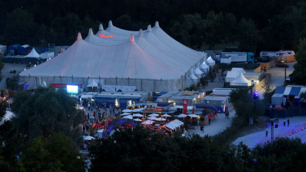 So ein riesiges achtmastiges Zelt wie auf dem Tollwood-Festival in München wird ab Herbst auch am Hamburger Hafen stehen.
