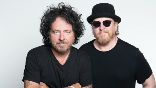 Steve Lukather (l.) und Joseph Williams von Toto. Wir verlosen ein Toto-Bundle mit Tickets, einem Shirt, einer Leinwand und einer signierten CD. Viel Glück!