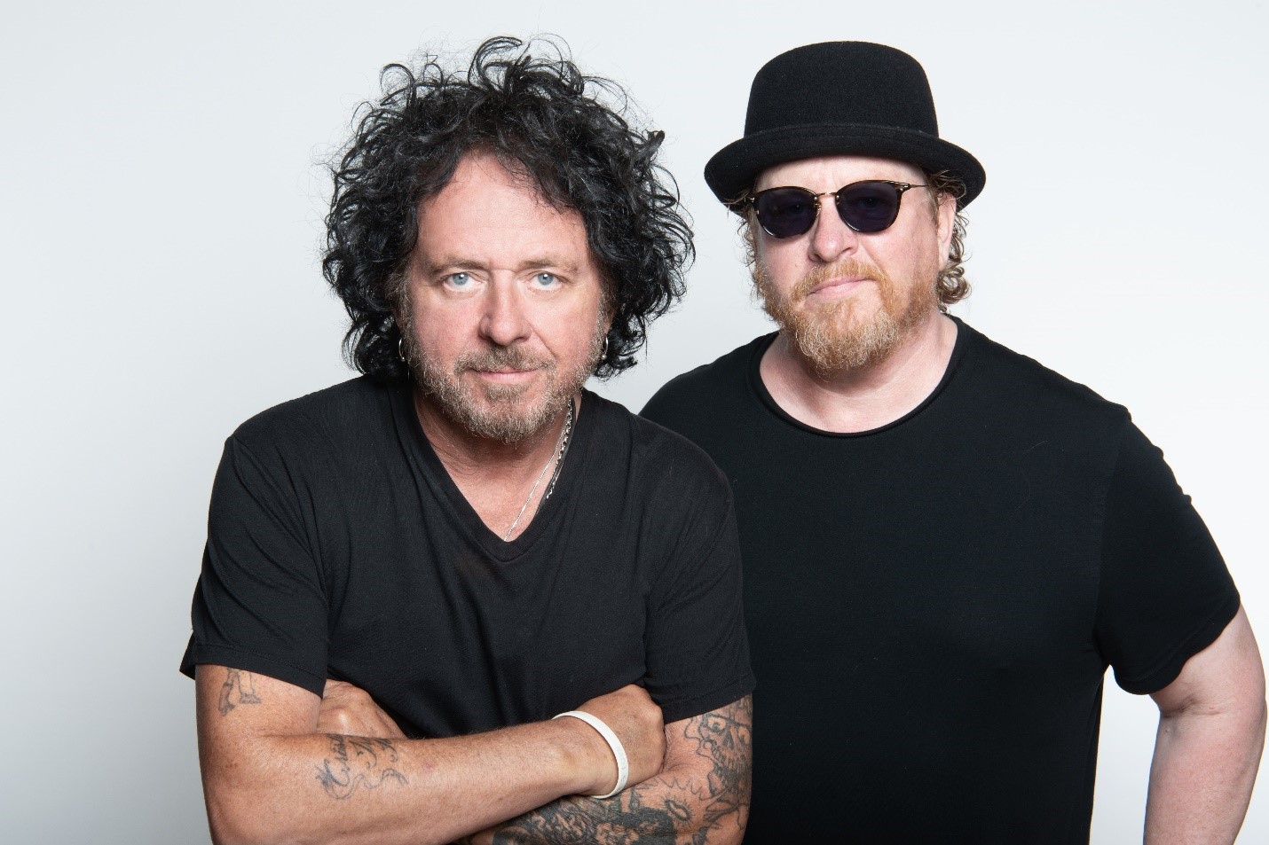 Steve Lukather (l.) und Joseph Williams von Toto. Wir verlosen ein Toto-Bundle mit Tickets, einem Shirt, einer Leinwand und einer signierten CD. Viel Glück!