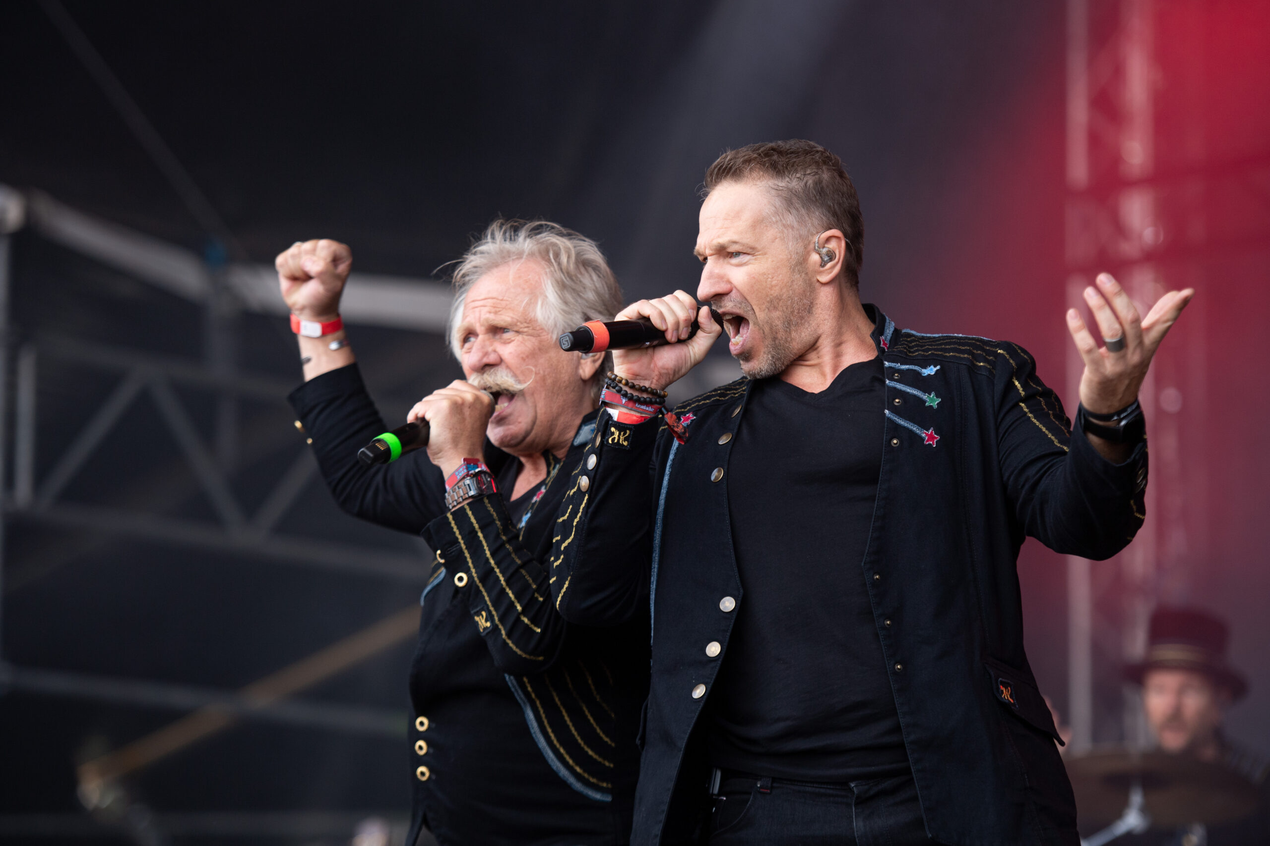 Henning Krautmacher (r) und Patrick Lück, Sänger der Band Höhner, stehen beim Wacken Open Air Festival auf der Bühne.
