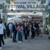 Besucher des Reeperbahn-Festivals betreten das Festival Village.