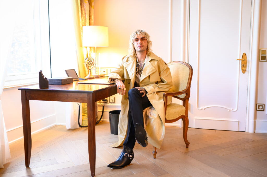 Tokio-Hotel-Sänger Bill Kaulitz sitzt in einer Suite des Hotel Vier Jahreszeiten an einem Schreibtisch.