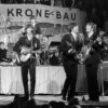 George Harrison (v.l.), Paul McCartney, John Lennon und Ringo Starr (hinten am Schlagzeug) 1966.