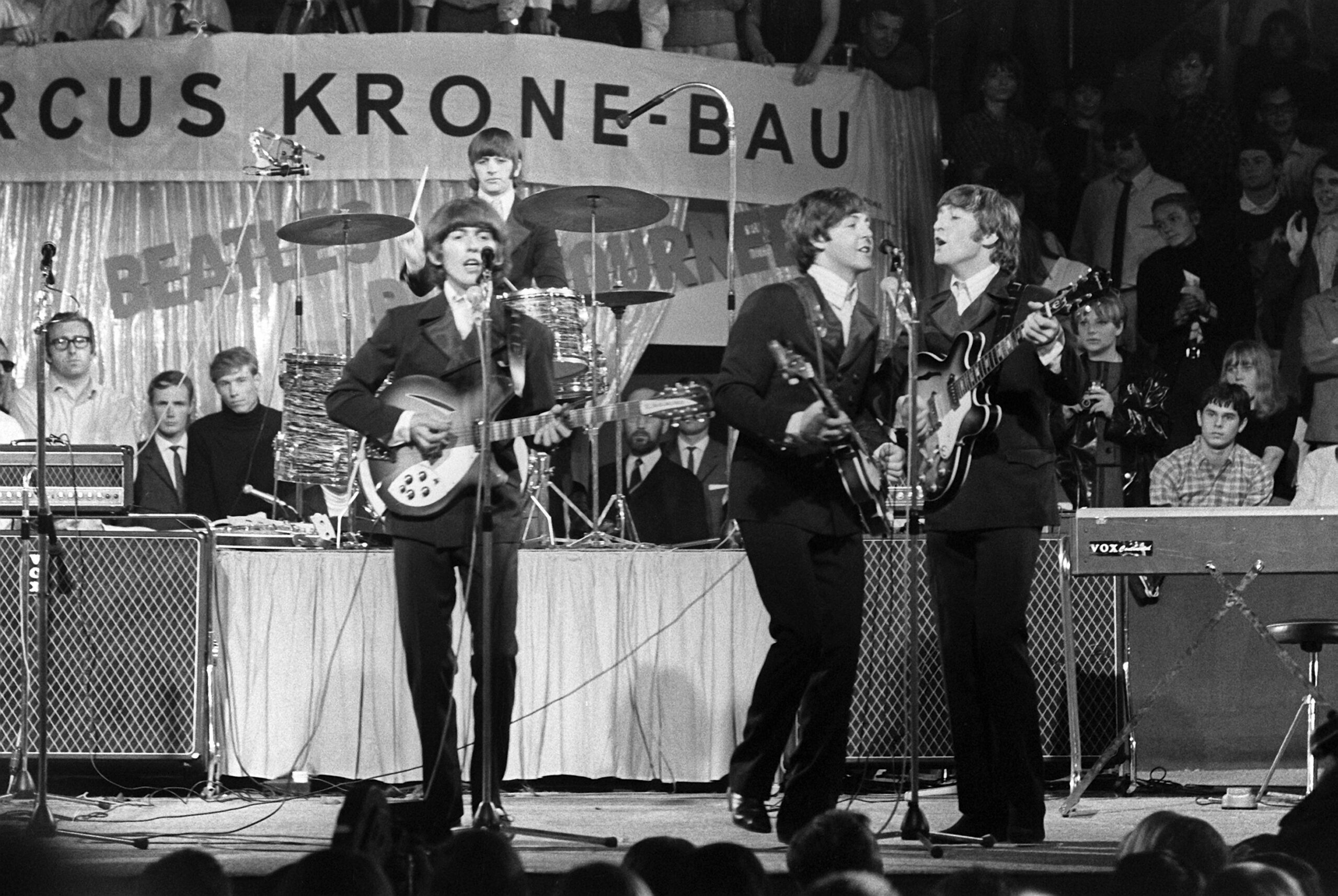 George Harrison (v.l.), Paul McCartney, John Lennon und Ringo Starr (hinten am Schlagzeug) 1966.