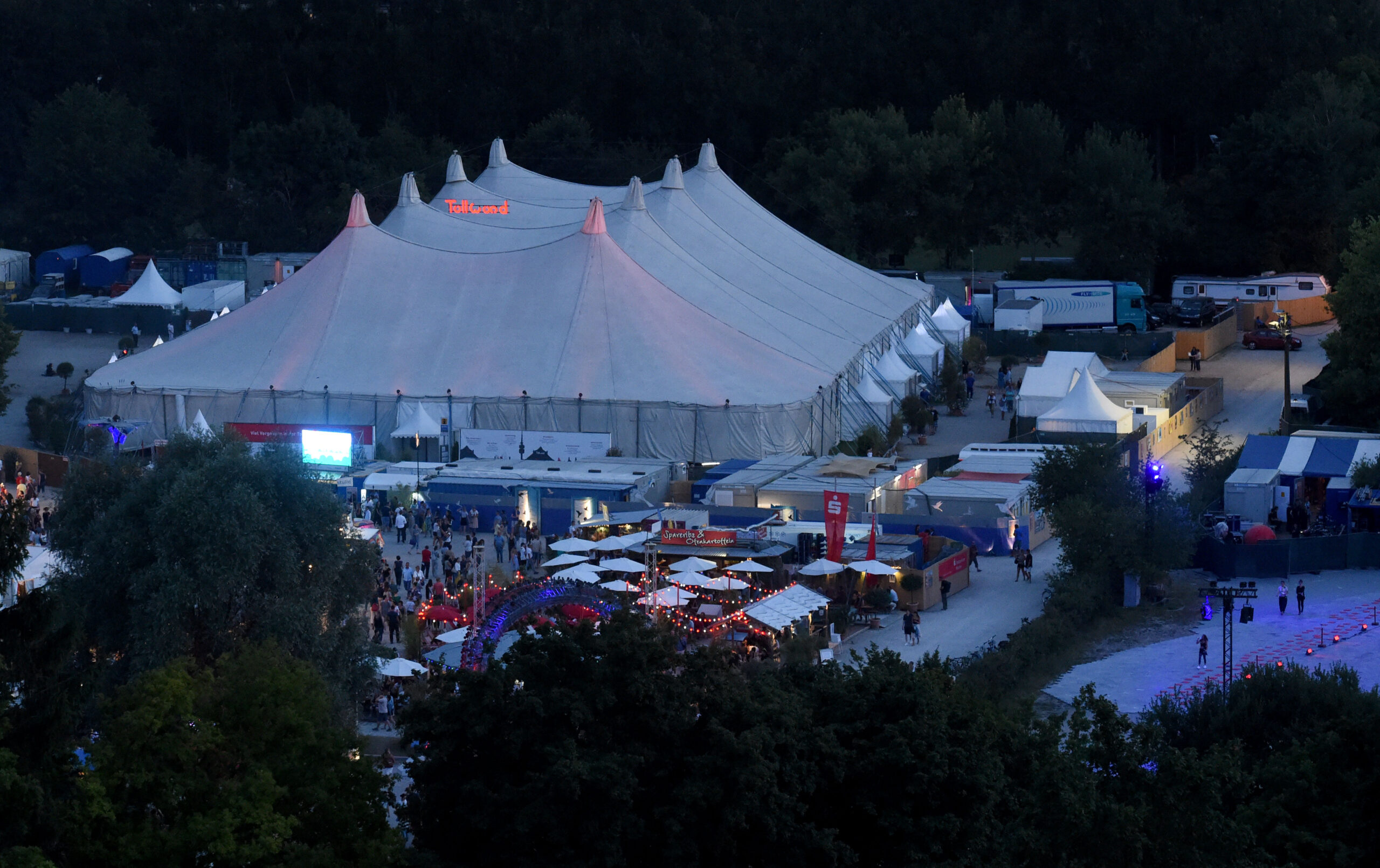 So ein achtmastiges Zelt stand kurzzeitig am Hafen. Foto: dpa