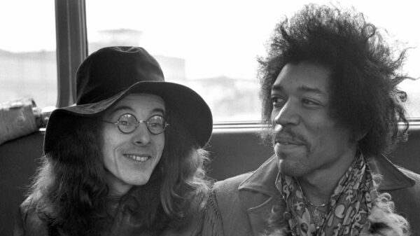 Jimi Hendrix (r.) und der Bassgitarrist Noel Redding nach ihrer Landung in Hamburg im Januar 1969.