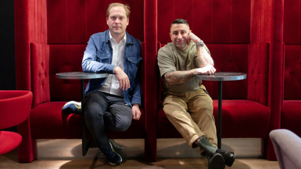 Die Musiker Sammy Amara von der Band Broilers (r.) und Thees Uhlmann sitzen nach einem Interview in einem Café.
