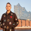 Robbie Williams (48) ist schon seit Montag in Hamburg, um Interviews zu geben und für sein Elphi-Konzert zu proben.