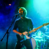 Nada-Surf-Sänger Matthew Caws auf der Bühne der Fabrik, blaues Licht