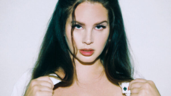 Unscharf: Auf ihren aktuellen Pressefotos gibt sich Lana Del Rey (37) leicht verwaschen.