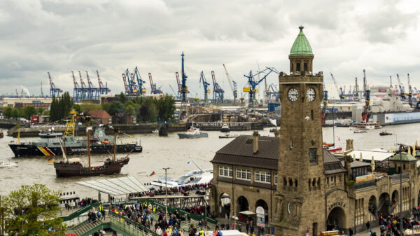 Schiffe, Party und Musik locken wieder Tausende Besucher:innen zum Hafengeburtstag. (Archivbild)