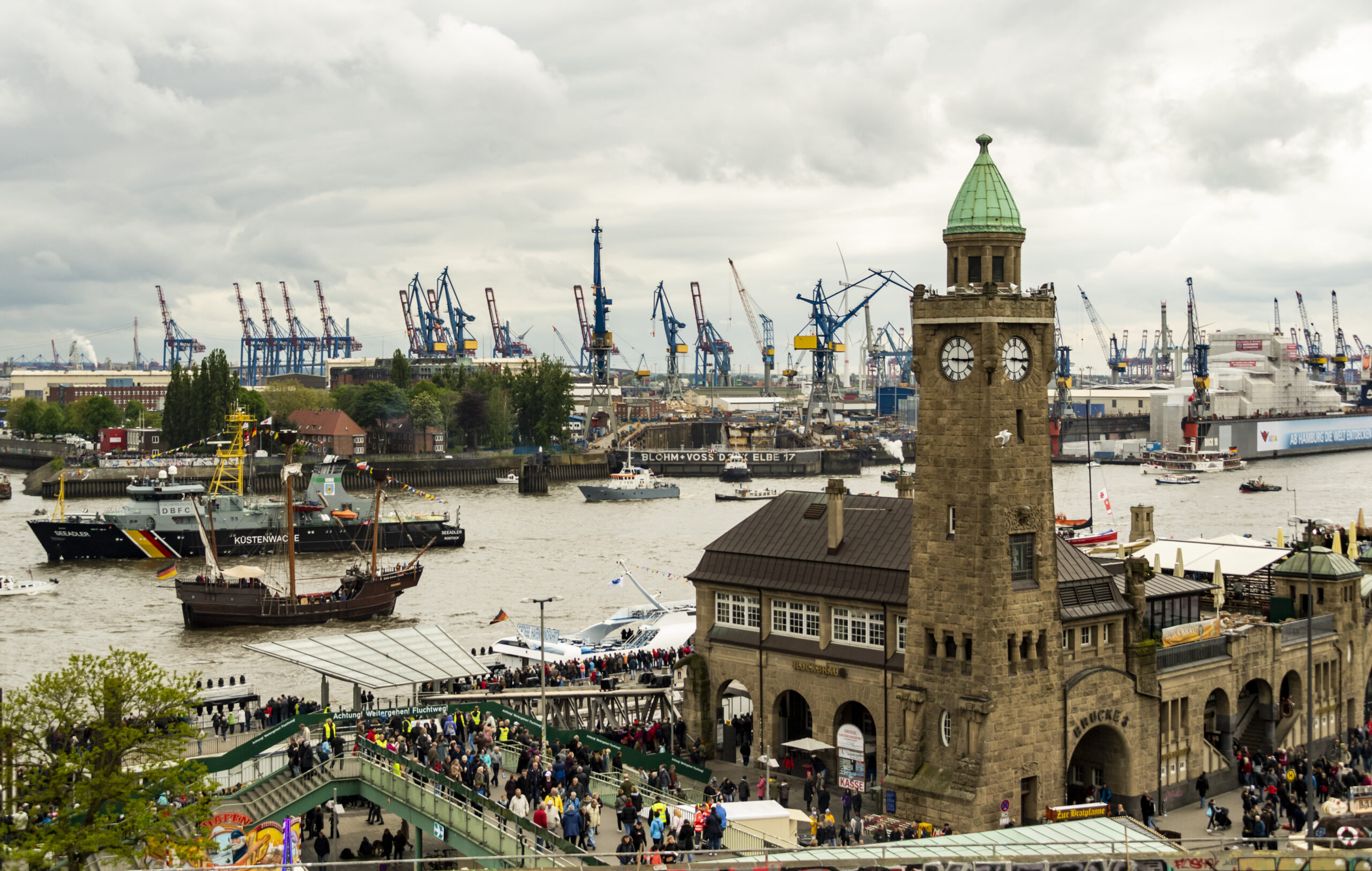 Schiffe, Party und Musik locken wieder Tausende Besucher:innen zum Hafengeburtstag. (Archivbild)