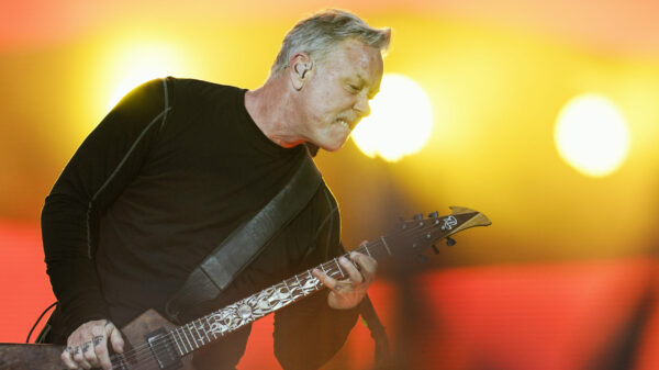 Hetfield spielt grimmig Gitarre