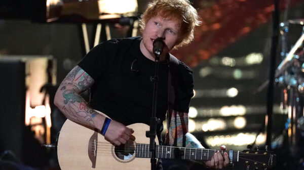 Ed Sheeran, Sänger aus Großbritannien, tritt während der Einführungszeremonie der Rock & Roll Hall of Fame 2022 im Microsoft Theater auf. Im vergangenen Jahr erhält die Frau von Ed Sheeran eine Krebsdiagnose, wenig später stirbt der beste Freund des Sängers. Auf «Subtract» finden sich entsprechend viele Melodien der Melancholie. (zu dpa: «Ein Album über den Verlust: Sheerans Schwermut auf «Subtract») +++ dpa-Bildfunk +++