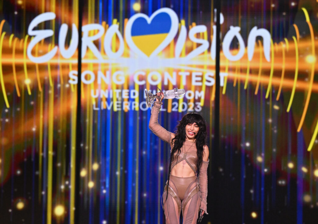 Loreen aus Schweden jubelt nach ihrem Sieg beim Finale des 67. Eurovision Song Contest (ESC) in der M&S Bank Arena mit der Trophäe auf der Bühne.