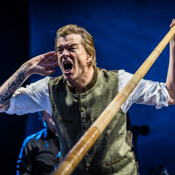 Die Toten Hosen (hier: Campino), Gerhard Polt und die Well-Brüder im Stadtpark: Bei den Zugaben wurden dann tatsächlich noch Alphörner rausgeholt.