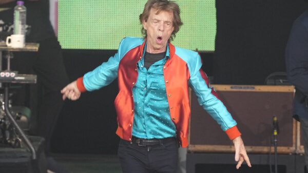 Mick Jagger von der britischen Band Rolling Stones singt während der Jubiläumstour «Sixty» beim Beginn des Konzerts auf der Berliner Waldbühne.