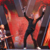 Dave Gahan (r.) und Martin Gore von Depeche Mode stehen zum ersten Konzert der „Memento Mori Tour 2023“ auf der Bühne auf der Festwiese.