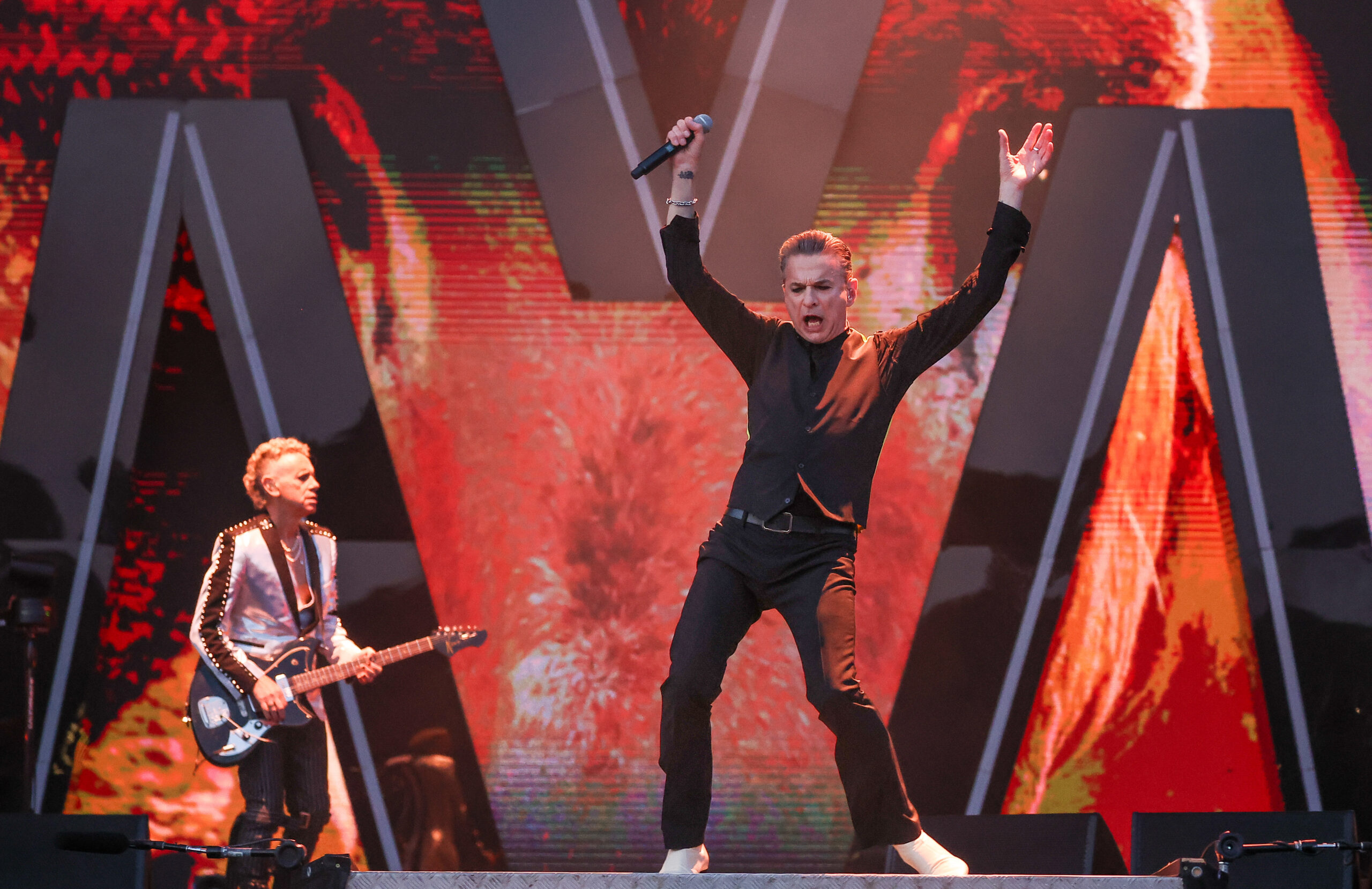 Dave Gahan (r.) und Martin Gore von Depeche Mode stehen zum ersten Konzert der „Memento Mori Tour 2023“ auf der Bühne auf der Festwiese.