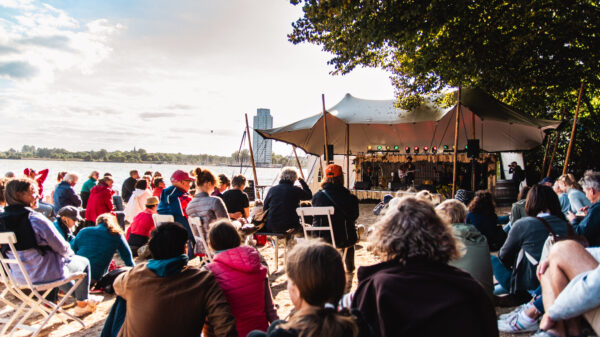 Bühne am Strand? Gibt’s natürlich auf dem „Norden“. Das „The Nordic Arts Festival“ findet auf den Königswiesen direkt am Schlei-Strand in Schleswig statt.