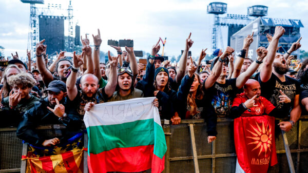 Metalfans feiern vor den Bühnen auf dem Wacken Open Air.