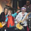 Ron Wood (l-r), Mick Jagger und Keith Richards von der Band Rolling Stones während der Jubiläumstour „Sixty“ beim Beginn des Konzerts auf der Berliner Waldbühne am 3. August 2022. (Archivbild)
