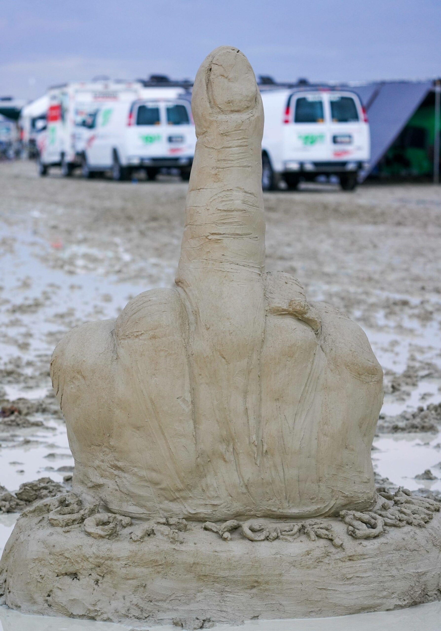 Eindeutiges Zeichen: Die Besucher des „Burning Man“ werden kreativ und bauen Skulpturen aus Schlamm.