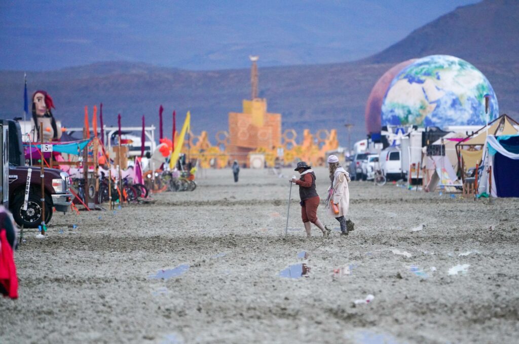 Eine schlammige Angelegenheit: Das Wüsten-Festival „Burning Man“ – im Hintergrund ist die Holzskulptur zu sehen, die eigentlich Samstagabend hätte angezündet werden sollen.