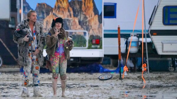 Festival-Besucher stehen verzweifelt auf dem „Burning Man“-Gelände.