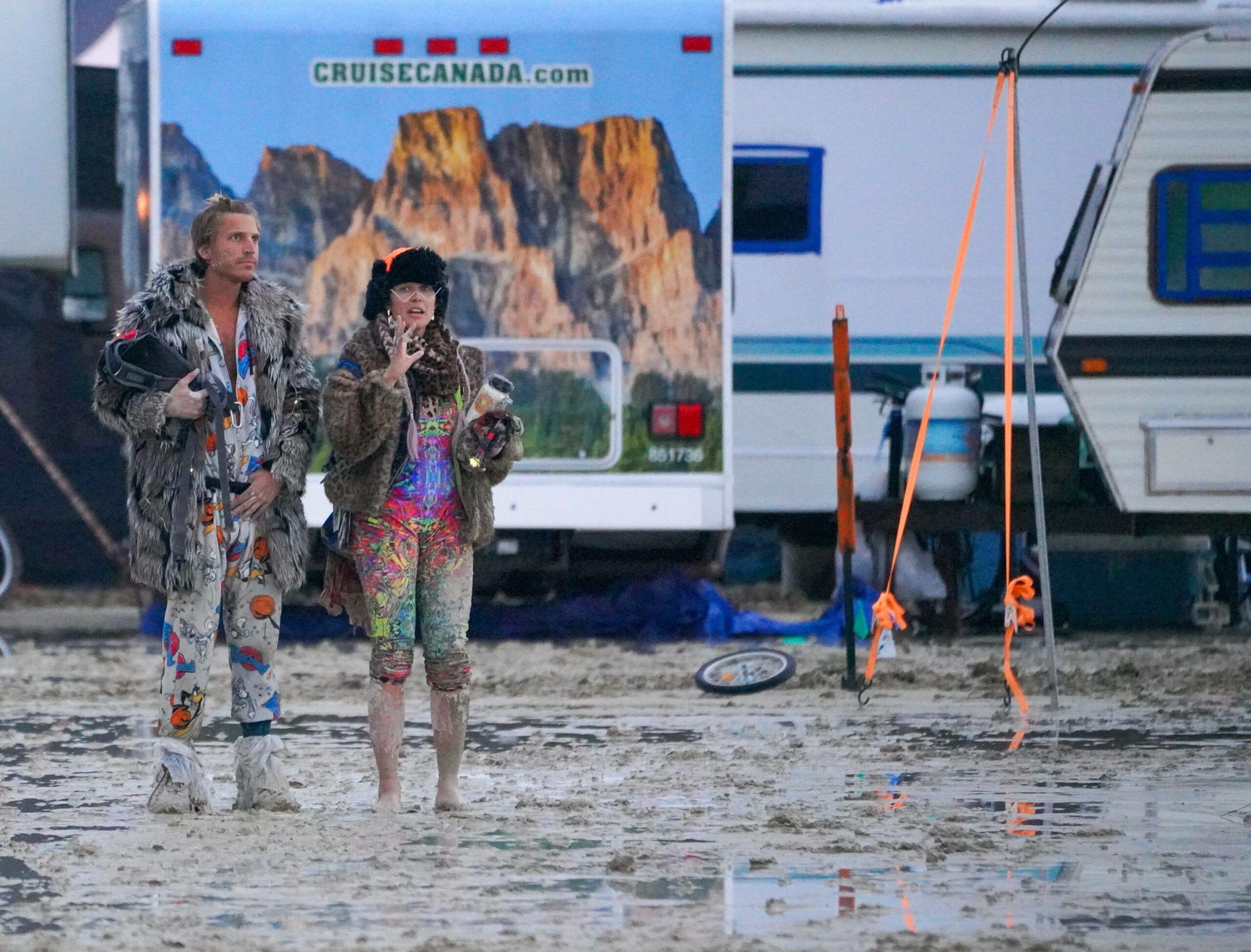 Festival-Besucher stehen verzweifelt auf dem „Burning Man“-Gelände.