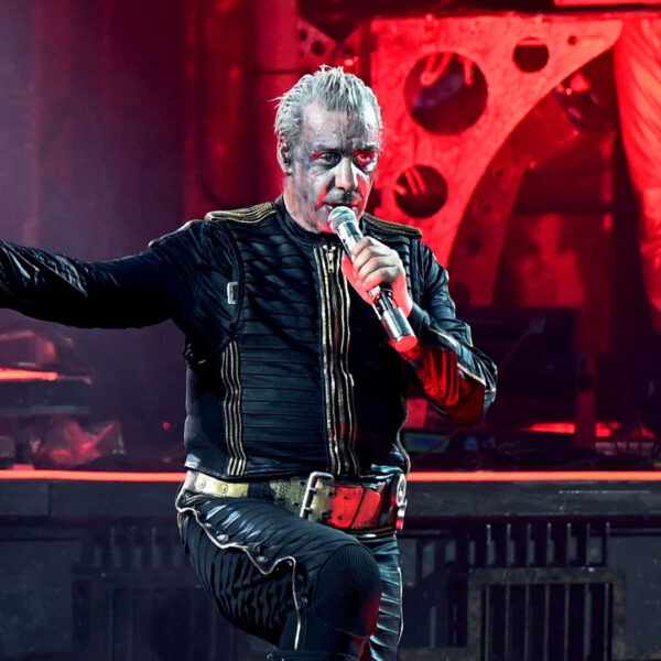 Till Lindemann, Frontsänger von Rammstein, steht während des Deutschland-Konzerts auf der Bühne. (Archivbild)