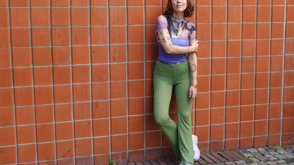 Antje Schomaker, Sängerin und Songwriterin, steht während eines Fototermins vor einer Wand.