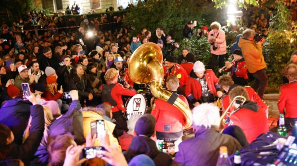 Hunderte Fans stehen am Kreisel der Wohlers Allee für das spontane Konzert der Band Meute.